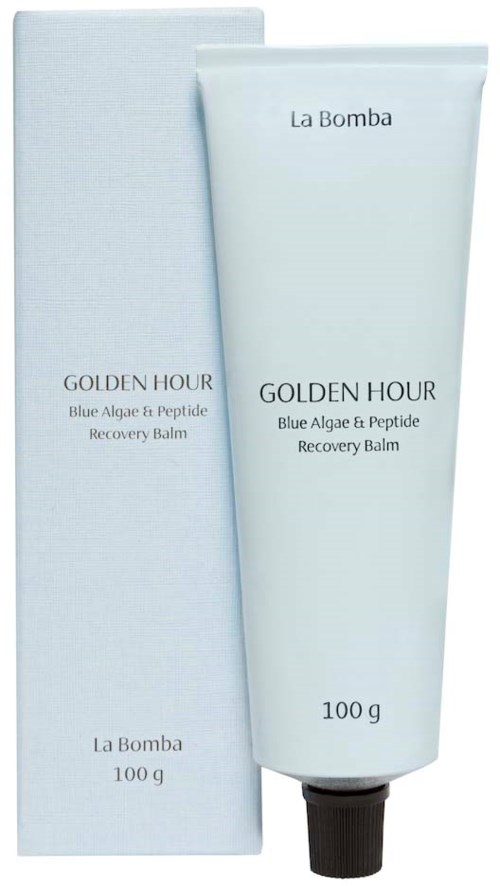 Rör og eske av La Bomba Golden Hour Blue Algae og Peptide Recovery Balm. Lyseblå emballasje med svart hette.