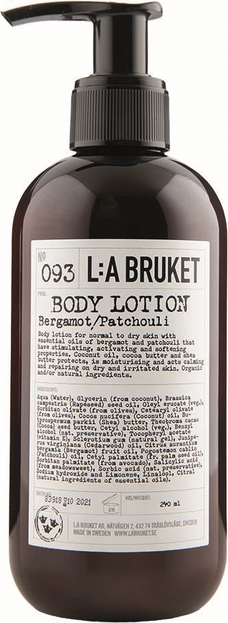 Eine dunkle Flasche mit Pumpkopf enthält Körperlotion mit Bergamotte und Patchouli Duft. Das Etikett zeigt Produktdetails und Inhaltsstoffe.
