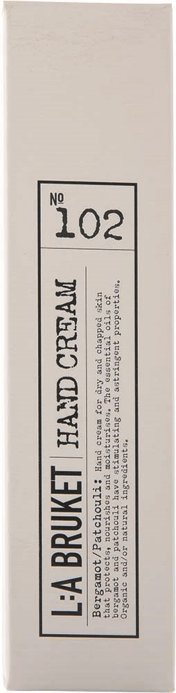 Eine lange weiße Schachtel mit einem Etikett, das "L'A BRUIT HAND CREAM" und "No 102" zeigt.