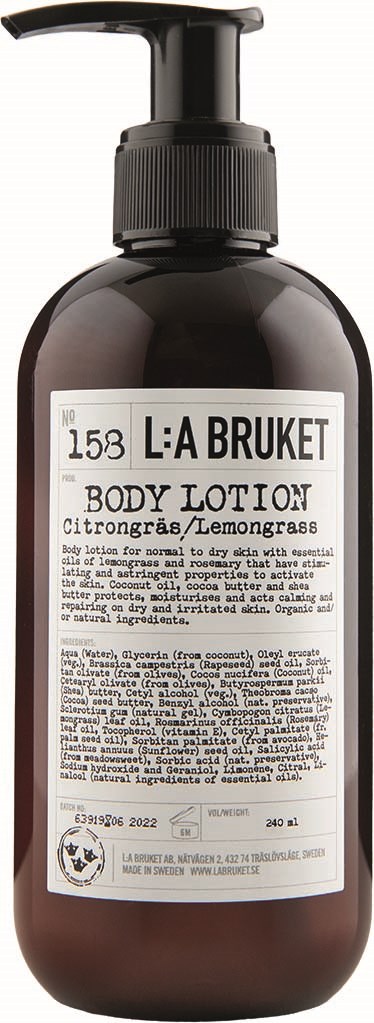 Eine dunkle Flasche mit Pumpe, beschriftet 'L:A BRUKET BODY LOTION Citrongräs/Lemongrass,' enthält eine natürliche Körperlotion.