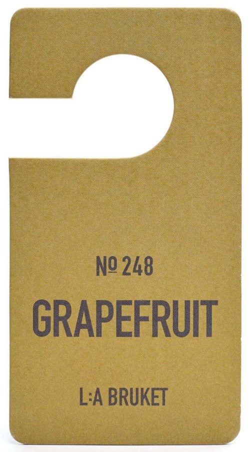 Ein beiger Aufkleber mit Loch oben, beschriftet 'Grapefruit' und 'L'A Bruket' mit der Nummer 248.