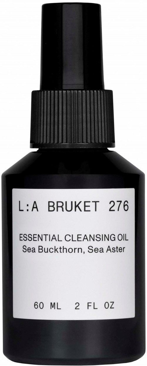 Kleine schwarze Flasche mit Spraykopf, beschriftet 'Essential Cleansing Oil' mit Sanddorn und Meersenf.