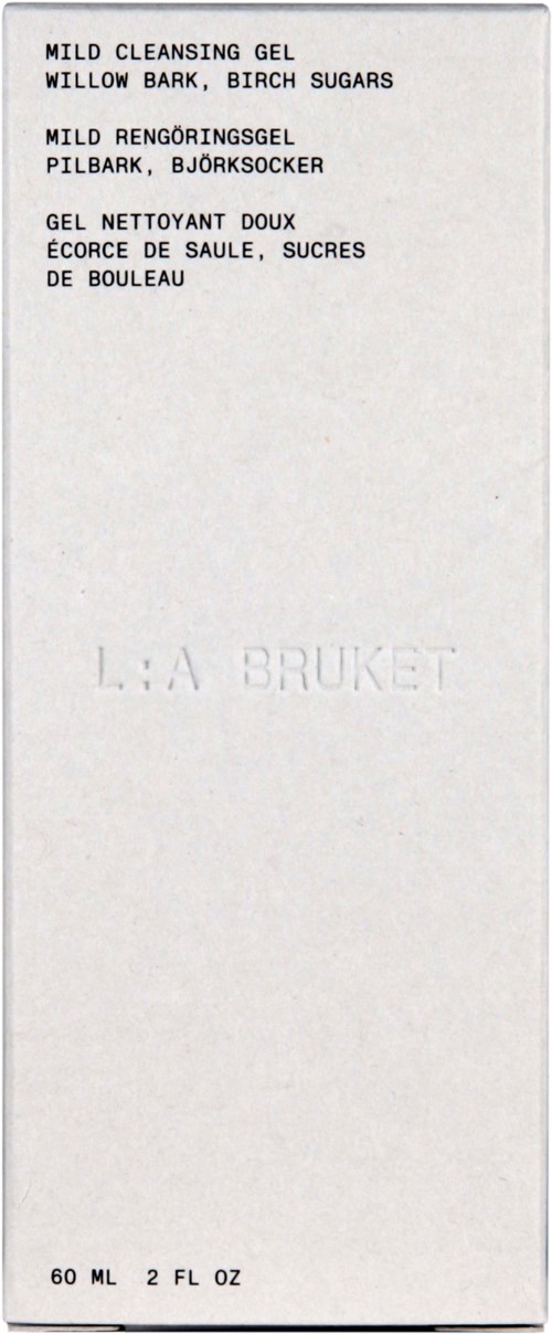 Eine weiße Box mit schwarzen Text, die ein sanftes Reinigungs-Gel in drei Sprachen und die Marke L:A BRUKET auflistet.