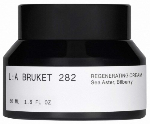 Ein schwarzer Behälter mit weißem Etikett, enthält regenerierende Creme mit Meersster und Brombeere, 50 ml.