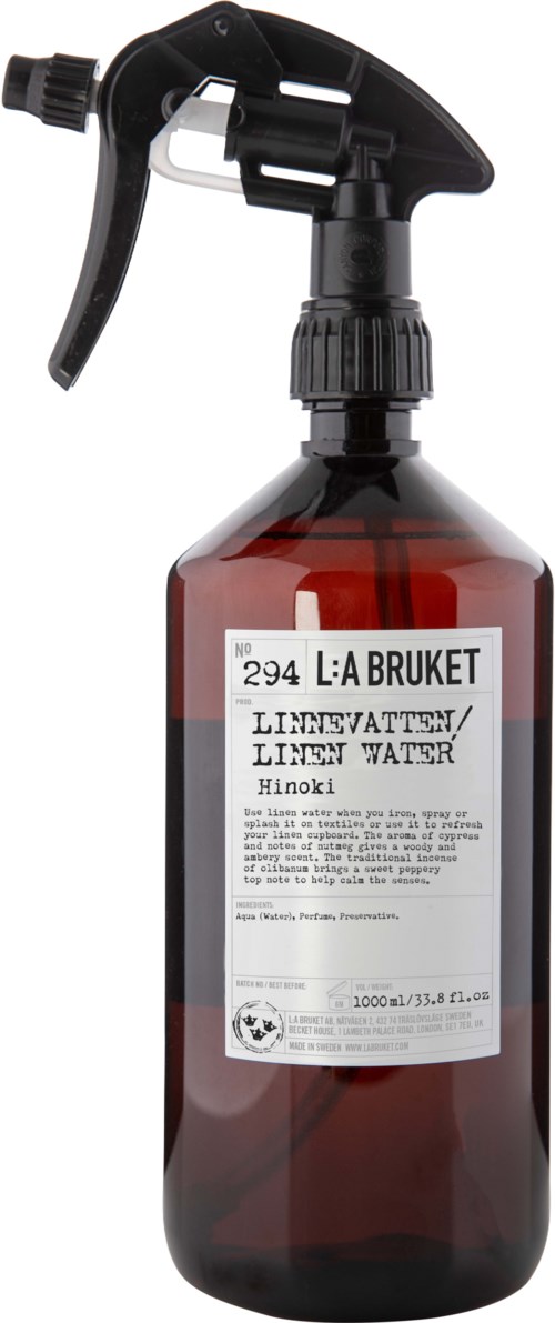 Eine braune Sprühflasche mit schwarzem Auslöser und weißem Etikett, enthält Flüssigkeit zum Reinigen oder Gießen von Pflanzen.