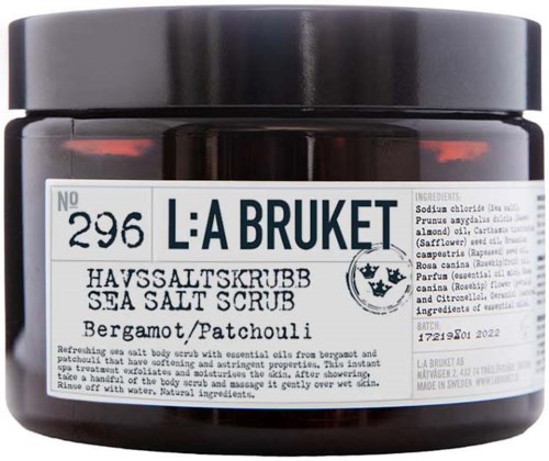 Meersalzkörperpeeling mit Bergamotte und Patchouli in schwarzem Behälter. Mit Produktdetails auf Etikett.