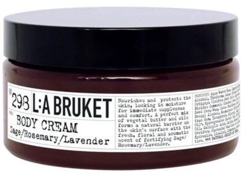 En liten krukke med bodylotion med svart lokk, merket med ingredienser som salvie, rosmarin og lavendel.