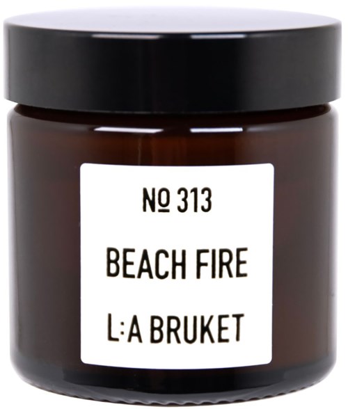 Ein Glas mit schwarzem Deckel, beschriftet mit "Beach Fire" und "L:A Bruket" in schwarzem Text.