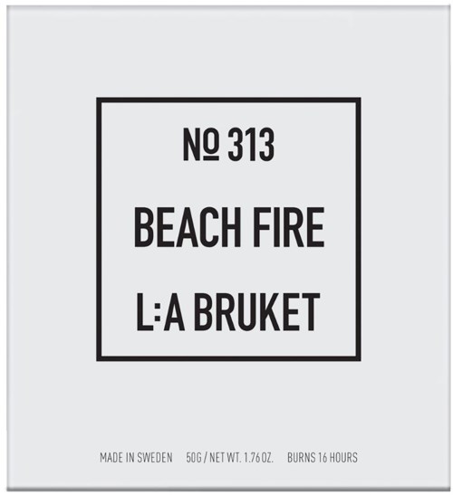 Ein Etikett mit Text: 'No 313 Beach Fire L:A Bruket,' hergestellt in Schweden, 50g, brennt 16 Stunden.