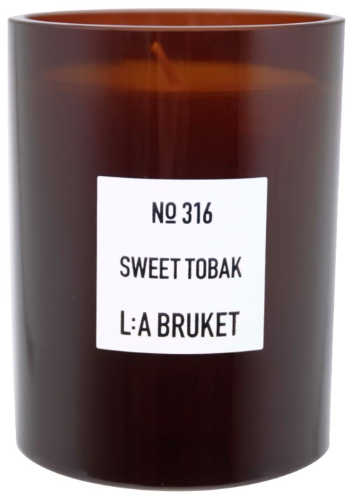 Een bruin kaars in een pot met een label dat zegt 'No 316 Sweet Tobak L:A Bruket'.
