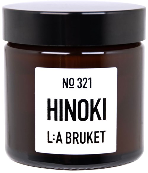 Een klein bruine pot met zwarte deksel, witte label met 'Hinoki L:A Bruket' en nummer 321.