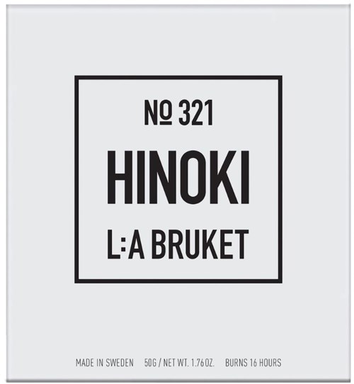Etiket met de tekst "NO 321 HINOKI L: A BRUKET" en details over gewicht, oorsprong en brandduur.