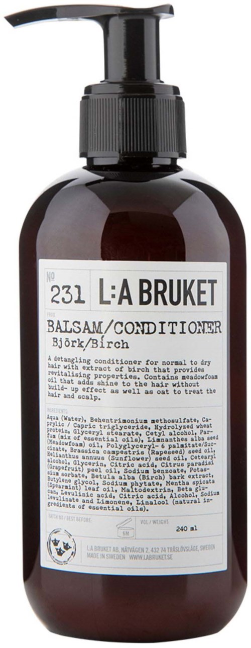 Dunkle Flasche mit Pumpköpfer, gekennzeichnet 'L:A Bruket Balsam/Conditioner Bjork/Sbirch', 240 ml, für Haarpflege.