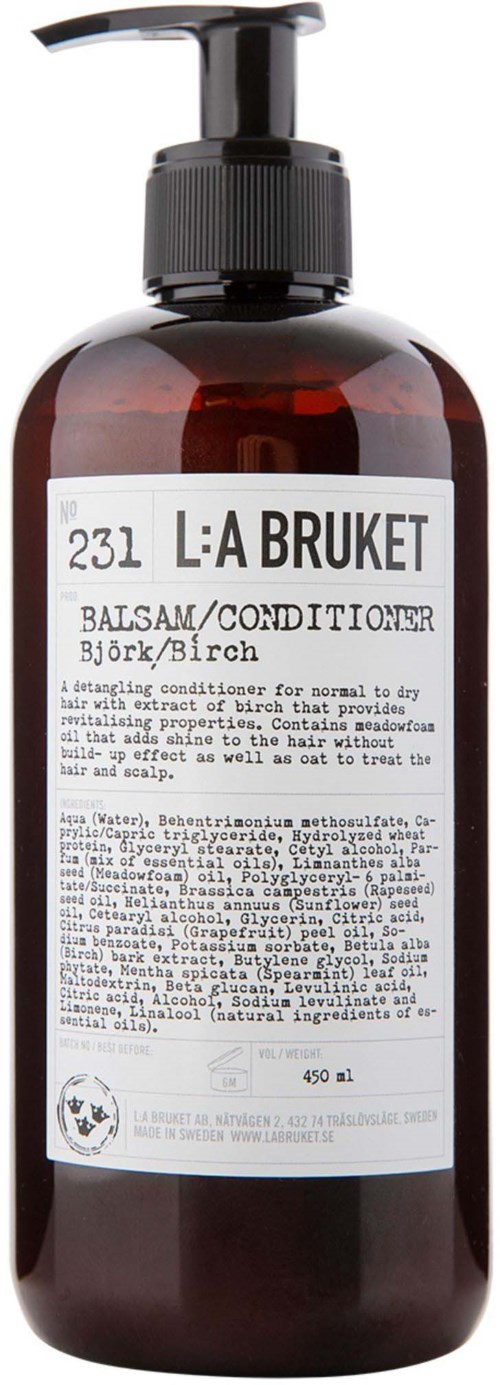 Eine dunkelbraune Flasche mit Pumpaufsatz, Etikett sagt 'L:A BRUKET BALSAM/CONDITIONER, Birke-Duft, 450 ml.'