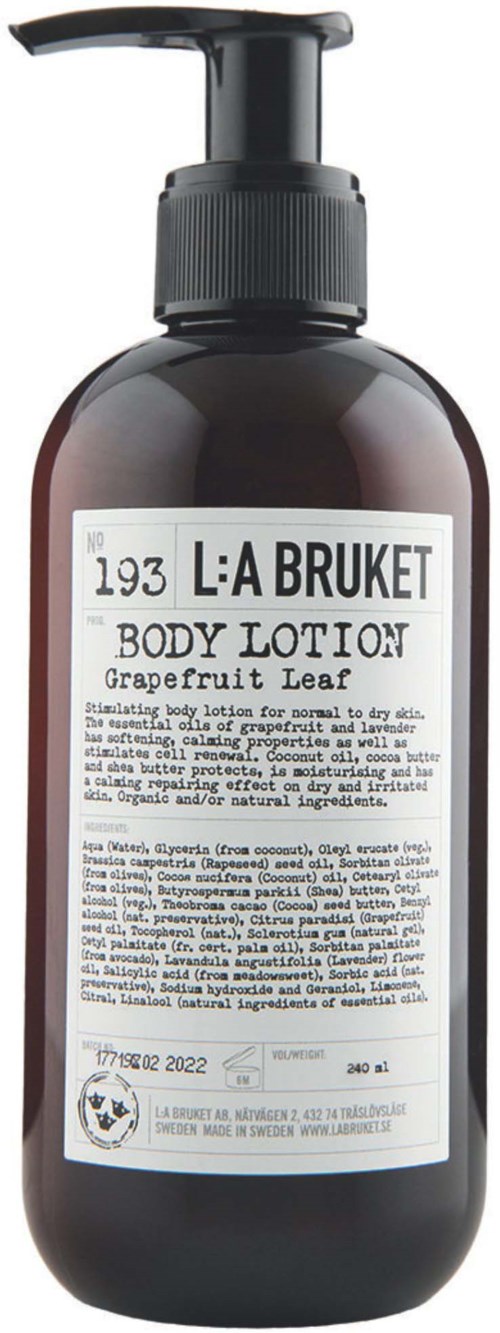 En mörkbrun flaska med pump, märkt 'L:A BRUKET BODY LOTION Grapefruit Leaf,' med vit text på etiketten.