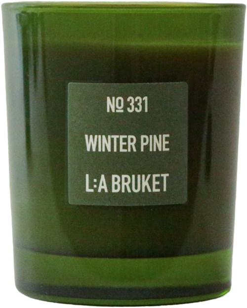 Vihreä kynttilä pesään merkinnällä No 331 Winter Pine L:A Bruket.