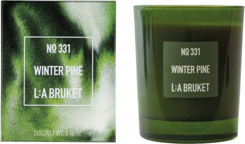 Laatikko ja kynttilä, joissa vihreät etiketeet Winter Pine -tuoksukynttilälle La Bruketilta.