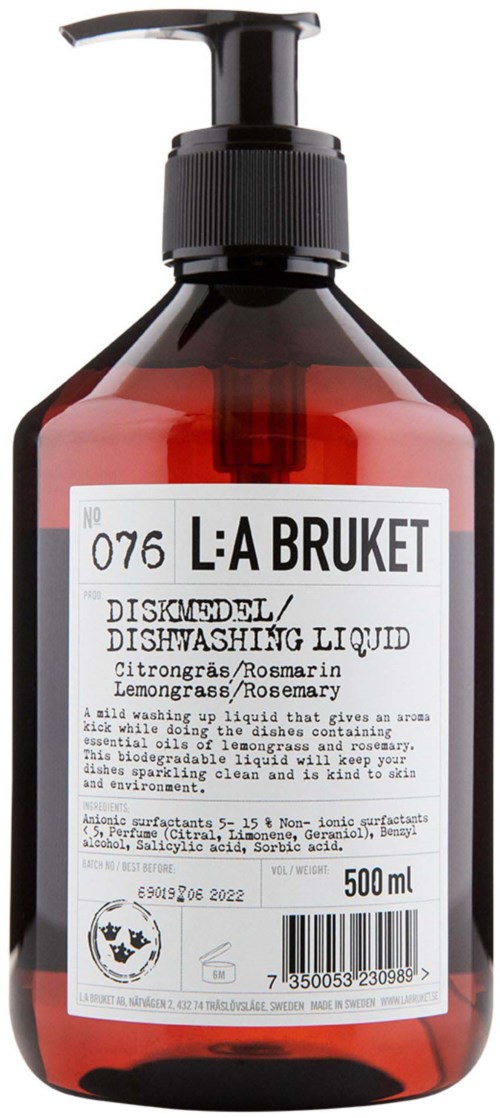 Eine rote Plastikflasche mit schwarzem Pumphahn, beschriftet 'L:A BRUKET Spülmittel' mit Zitrone und Rosmarin.