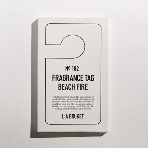 Duftetikett mit der Aufschrift 'Beach Fire' und einfach gestaltetem Text.