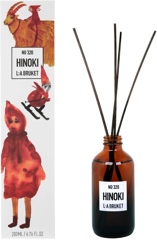 Ruskea lasipullo, jossa on mustat diffuusiorimukekynät ja etiketti, jossa lukee Hinoki L:A Bruket, 320. Pulloa on rinnalla värikkäitä eläimiä ja henkilökuva.