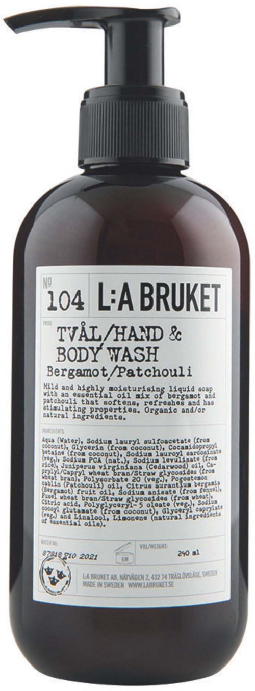 Donkere glazen fles met pomp, gemarkeerd L:A BRUKET, bevat hand- en bodywash met Bergamot en Patchouli.