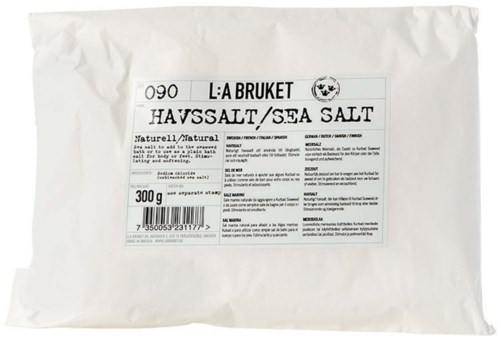 Weiße Tüte mit Etikett für Meersalz von Larskriget. Einfaches und schlichtes Design. Das Etikett enthält Text und Barcode.