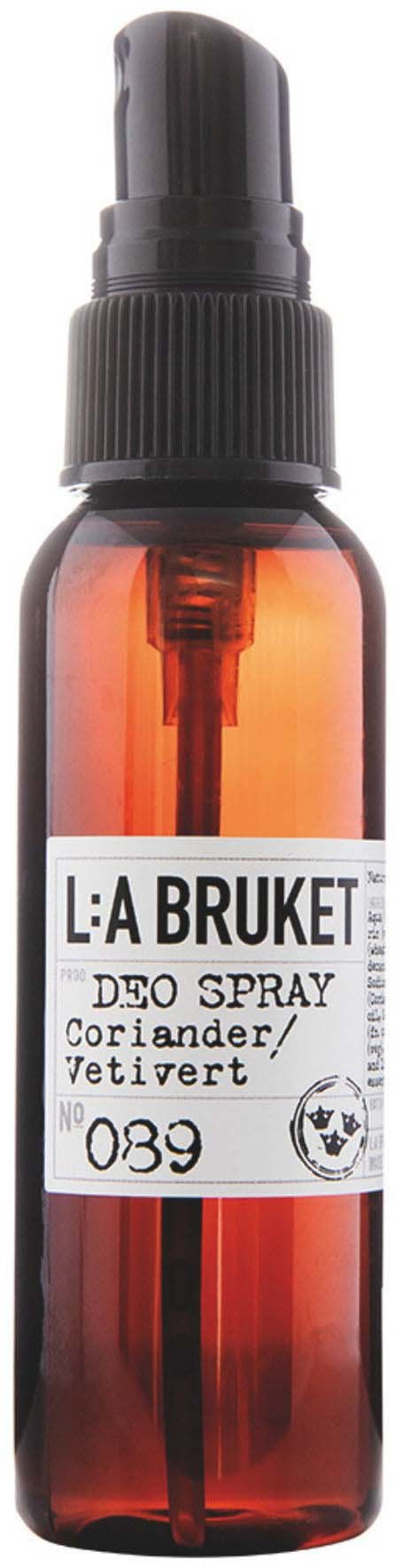 Kleine braune Sprühflasche mit Aufkleber 'L:A BRUKET', enthält Deospray mit Koriander und Vetiver.