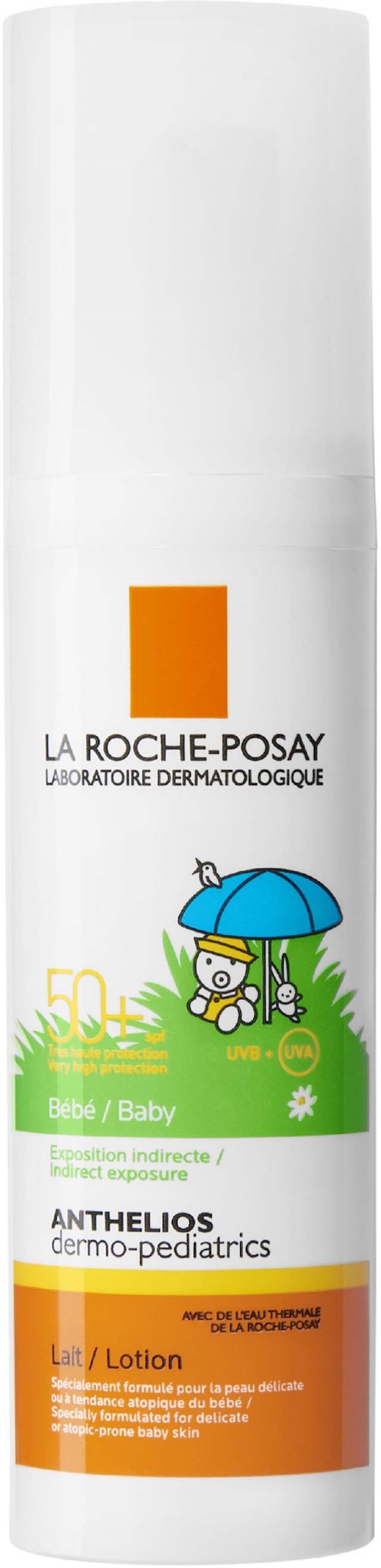 Eine lange weiße Flasche mit einem bunten Etikett, das einen Teddybär und einen Regenschirm zeigt, für Babys. Es ist eine Lotion.