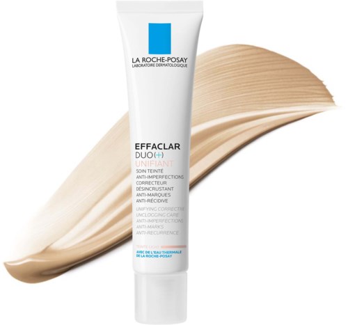 Eine weiße Tube La Roche-Posay Effaclar Duo+ auf hellbeigem Hintergrund. Die Tube hat blaue und rote Schrift.