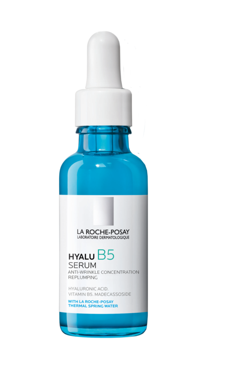 Blauwe glazen fles met witte pipetdop, geëtiketteerd 'HYALU B5 SERUM' voor huidhydratie en anti-rimpel.