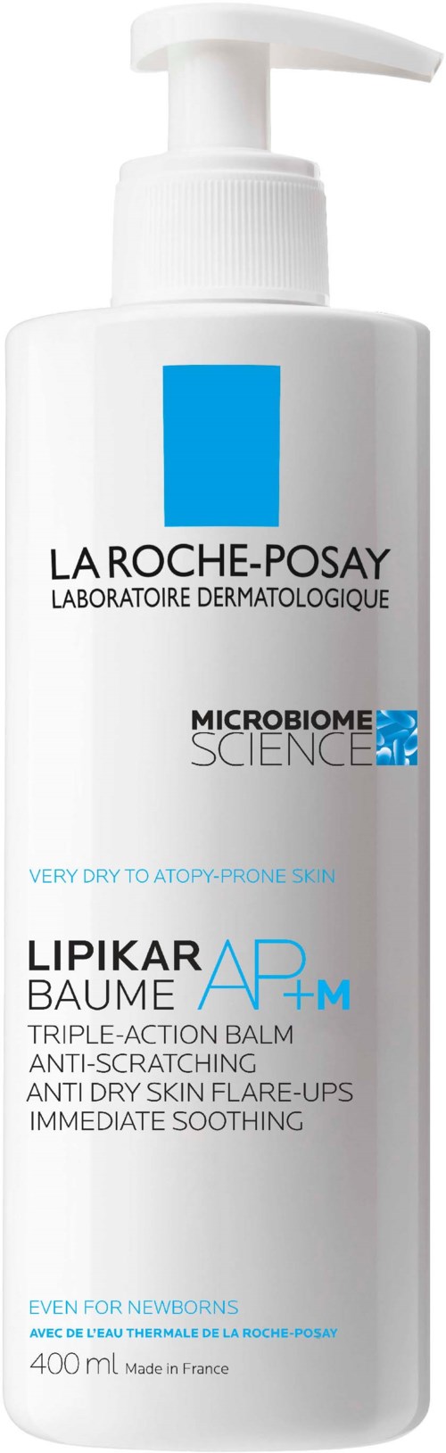 Een witte fles met pomp, gelabeld La Roche-Posay product voor zeer droge, gevoelige huid, genaamd Lipikar Baume AP+M.
