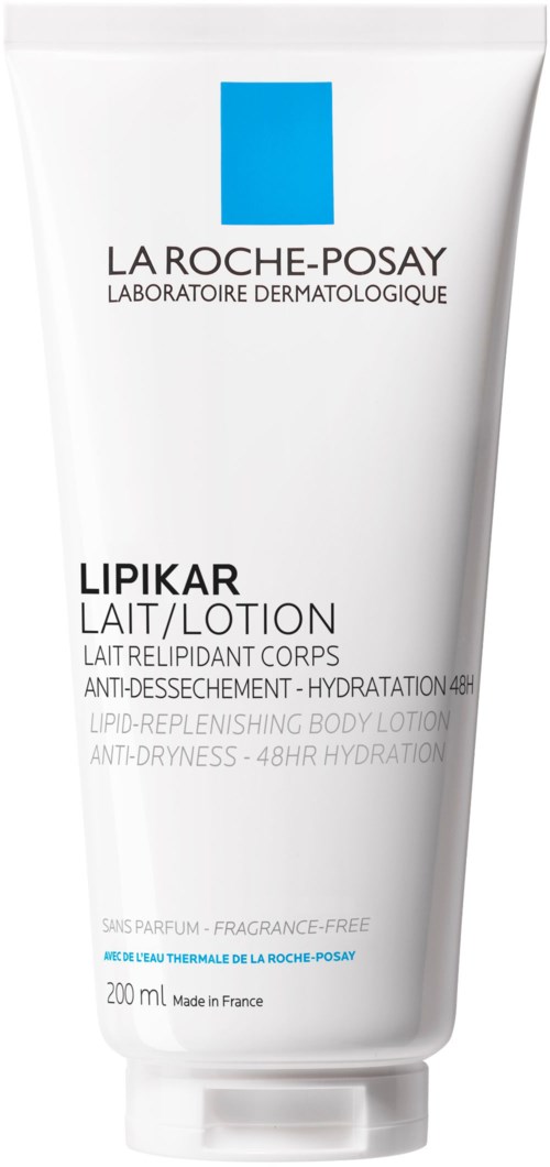 En vit tub med La Roche-Posay Lipikar body lotion med blå och svart text, och märke-ikonen högst upp.