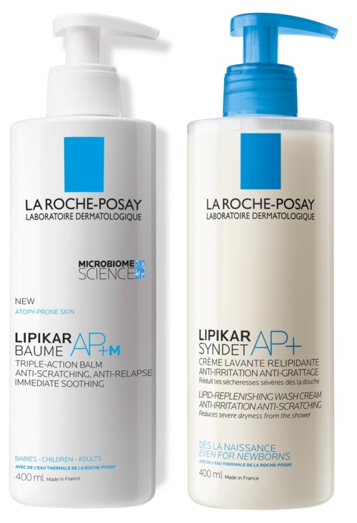 Twee flessen La Roche-Posay huidverzorgingsproducten, een met blauwe pomp, de ander met blauwe dop, voor gevoelige huid.