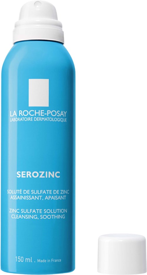 Een blauwe fles La Roche-Posay Serozinc, een kalmerende huidspay met zinksulfaat. Deksel verwijderd. Tekst beschrijft product.