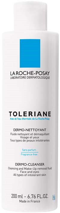 Een witte fles met blauwe en zwarte tekst, gelabeld La Roche-Posay Toleriane, voor het reinigen van de huid, geschikt voor gevoelige huid.