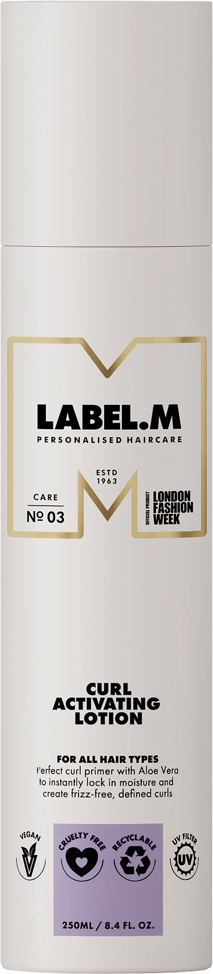En vit cylindrisk flaska med LABEL.M Curl Activating Lotion med guld- och svart etikett, samt lila ikoner längst ner.