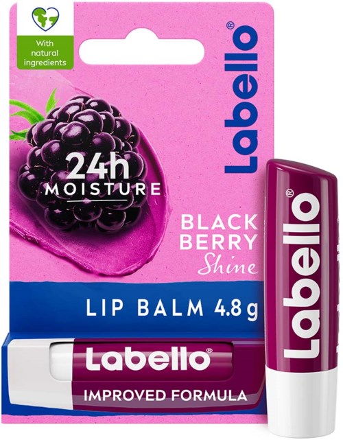 Lippenbalsem met bramen smaak, roze en paarse verpakking, benadrukt 24 uur vocht, en is gelabeld "Labello."