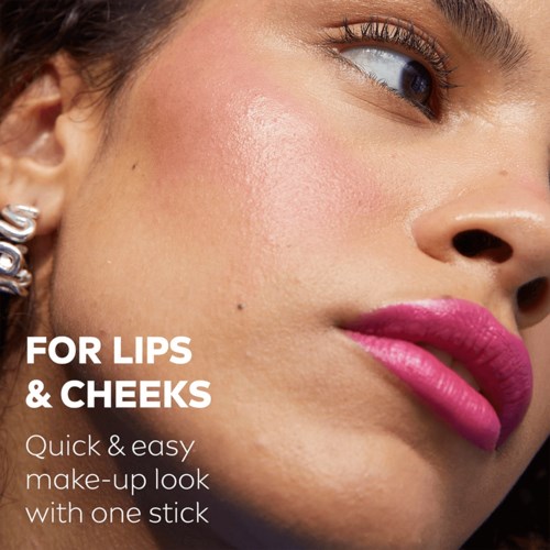 Close-up van een vrouw met roze lipstick, toont haar gezicht, lippen en deel van haar wang.