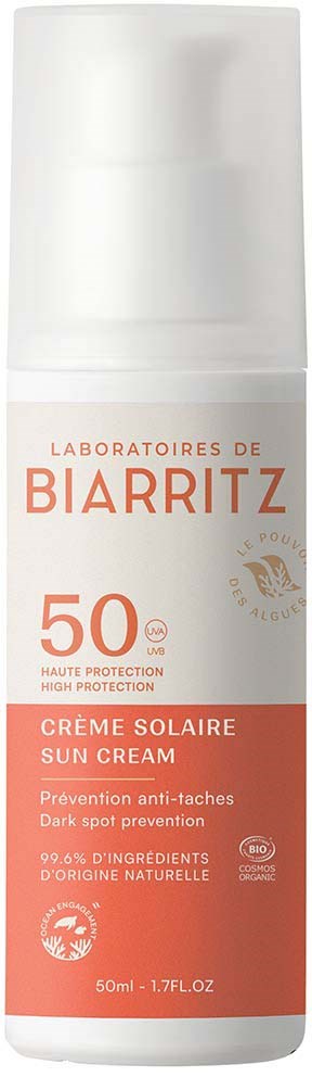Een witte fles Biarritz zonnebrandcrème met SPF 50 voor donkere vlekkenpreventie en hoge bescherming.