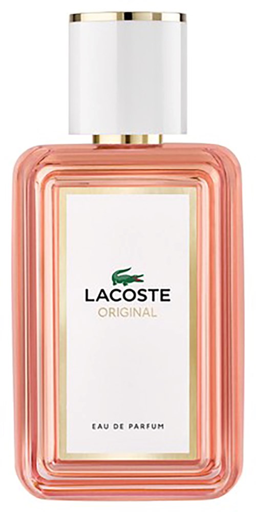 Een roze parfumfles met witte dop, gouden randen en een label met Lacoste-logo en tekst.