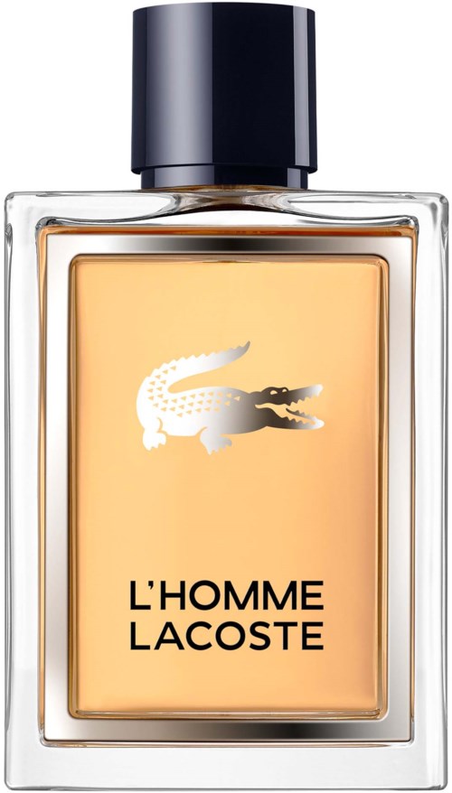 Een glazen flesje met L'Homme Lacoste-parfum, zwarte dop, gouden vloeistof en Lacoste krokodillenlogo.
