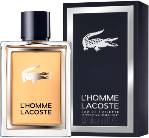 Een parfumfles en doos met Lacoste krokodillenaam, labelt L'HOMME LACOSTE, in zwart en goud.