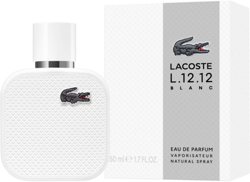 Een witte parfumfles en doos met een zwart krokodillogotype, toont Lacoste L.12.12 Blanc parfum.