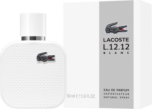 En Lacoste parfymflaska med krokodil-logga och en matchande förpackning. Flaskans är vit med ett texturerat mönster.