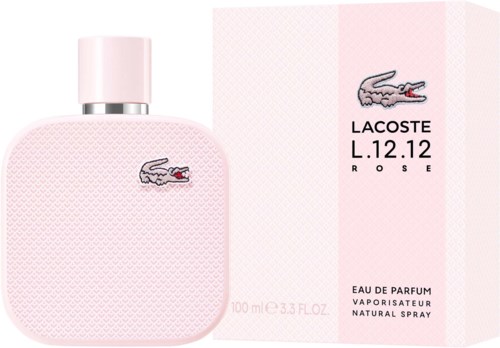 Roze parfumfles met krokodillelogo en bijpassend doos met tekst en logo, in zachte roze en witte kleuren.