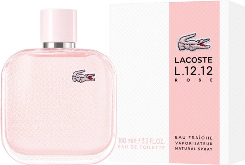 Een roze parfumfles en doos met Lacoste krokodilllogo en rode details, gelabeld L.12.12 Rose.