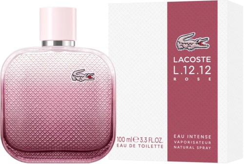 Roze parfumfles met zilveren dop en doos met krokodillelogo en productnaam.