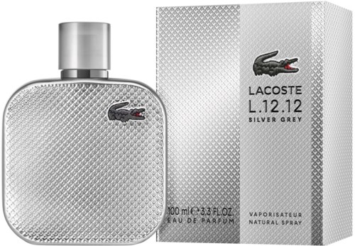 Zilverkleurige parfumfles met textuur en Lacoste krokodillomarkering, naast een bijpassende doos.