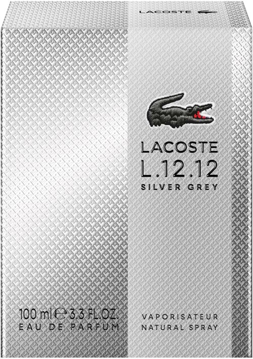 Een zilvergrijze Lacoste-parfumdoos met een zwart krokodillolog en tekstuele details.
