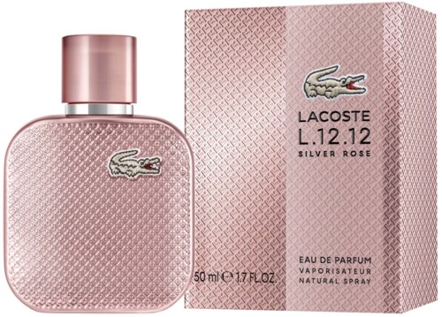 Een roze parfumfles en bijpassend doosje met krokodillenlogo en tekst voor Lacoste L.12.12 Silver Rose.